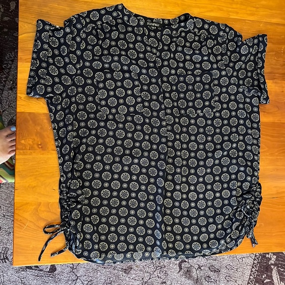 Navy patterned V-neck, loosefitting top from Roz and Ali 1x - Picture 2 of 8